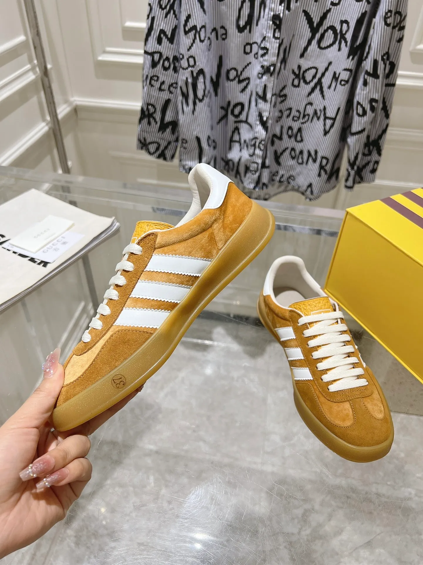 👟👟Ex-factory price 520👟👟Gucci&adidas joint limited edition couple's sneakers. A super nice joint casual sneaker with rich and bold colors! It showed everyone a completely different charm from the past! Combining retro style and youthful sports style to create a new aesthetic! Vitality yet stylish at the same time! ! Upper - made of cowhide, cowhide, cloth. Lining - sheepskin lining for foot pads. Sole - original open-molded beef tendon non-slip and wear-resistant outsole. Size: 35-47 (couple style)